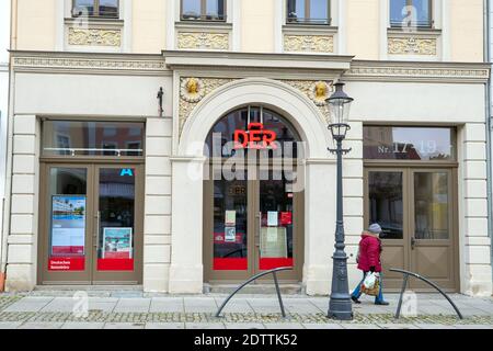 Zittau, Allemagne. 21 décembre 2020. Une femme passe devant une AGENCE DE voyage DER (Agence de voyage allemande) sur la place du marché. Le développement de la pandémie en Saxe continue de croître. Le district de Görlitz, dans l'est de l'État libre de Saxe, est l'un des plus grands cas d'infection dans toute l'Allemagne. Credit: Daniel Schäfer/dpa-Zentralbild/ZB/dpa/Alay Live News Banque D'Images