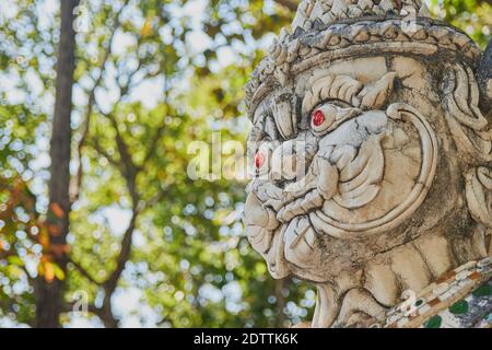 Phayao, Thaïlande - 22 novembre 2020: Tête de cadre droit Titan blanc ou géant en couleur miroir costume et fond vert forêt dans le temple thaïlandais Wat Analayo Banque D'Images