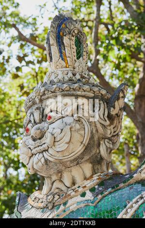 Phayao, Thaïlande - 22 novembre 2020 : Portrait de gauche titre Titan blanc ou géant en couleur combinaison miroir et fond vert de forêt dans Wat Analayo Thai Banque D'Images