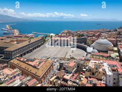 Vue aérienne de la Piazza del Plebiscito (Place du plébiscite) avec le Palais Royal de Naples Banque D'Images