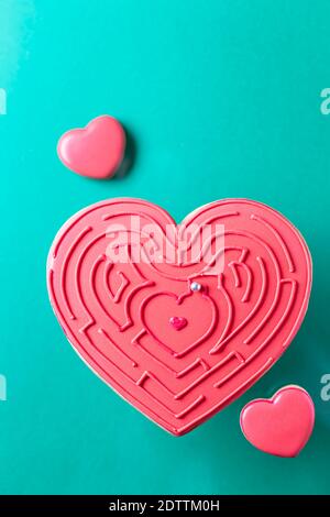 Biscuits en forme de coeur glacé pour la Saint-Valentin. Cadeau de Saint-Valentin. Concept d'amour. Banque D'Images