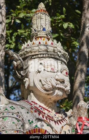 Phayao, Thaïlande - 22 novembre 2020: Portrait en tête Titan blanc ou géant en couleur miroir costume et fond vert forêt dans le temple thaïlandais Wat Analayo Banque D'Images