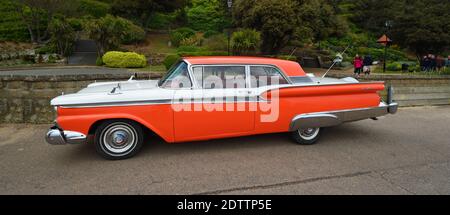 Voiture classique américaine Ford Galaxie garée devant les arbres. Banque D'Images