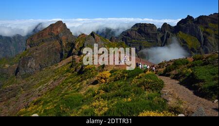 Les touristes au sommet de Pico do Arieiro un de Les plus hauts sommets de Maderia Banque D'Images