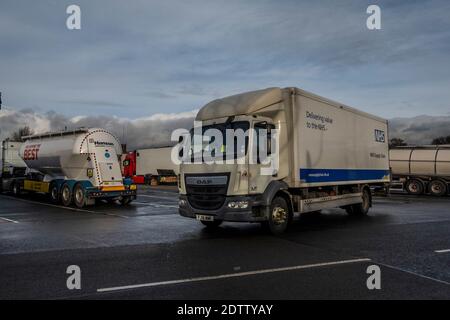 Londres, Royaume-Uni. 22 décembre 2020. Un camion de la chaîne d'approvisionnement du NHS est pris dans la congestion, peut-être un signe inquiétant pour l'avenir - les camions sont garés des deux côtés des services M2 (à environ 30 miles de Douvres) en attendant l'autorisation d'aller au port. La M20 est fermée à la suite de l'accumulation du trafic HGV dans le Kent après qu'une grande partie du sud-est de l'Angleterre se rend au niveau 4 et que les Français ferment leur frontière de ferry. Crédit : Guy Bell/Alay Live News Banque D'Images