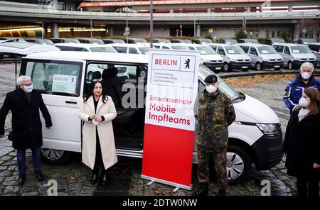 22 décembre 2020, Berlin : Dilek Kalayci (2e à partir de la gauche, SPD), sénateur pour la santé, Burkhard Ruppert (l), Association of Statutory Health Insurance Physicians, Jürgen Karl Uchtmann (3e à partir de la droite), Brigadier-général, Ainsi que Sinja Henrike Meyer-Rötz (l) et Albrecht Broemme se tiennent devant les véhicules des équipes mobiles de vaccination Corona lors d'un événement de presse à l'aéroport de Tegel. Le 27.12.2020, les équipes commenceront à vacciner les personnes âgées contre le virus Corona dans les maisons de soins de Berlin. Photo : Kay Nietfeld/dpa Banque D'Images