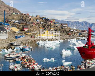 Le port. La ville d'Uummannaq, au nord du Groenland occidental, située sur une île du fjord d'Uummannaq. Amérique, Amérique du Nord, Greenlan Banque D'Images