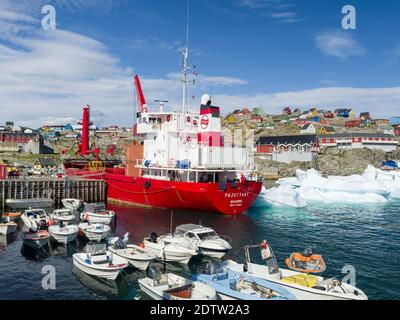Le port avec le navire de ravitaillement. La ville d'Uummannaq, au nord du Groenland occidental, située sur une île du fjord d'Uummannaq. Amérique, Banque D'Images