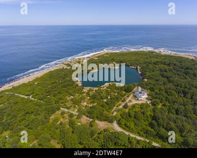 Vue aérienne du parc national de Halibut point et de la carrière granuleuse et vue aérienne de la côte dans la ville de Rockport, Massachusetts, États-Unis. Banque D'Images