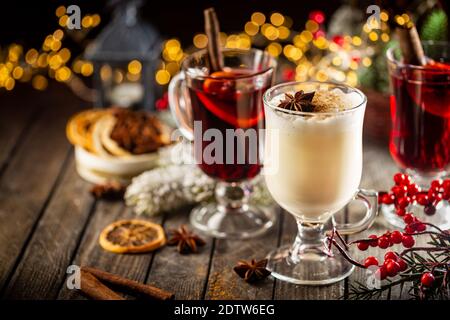 Aubergine jaune fraîche et vin chaud rouge fruité avec décoration de Noël. Sélection de boissons chaudes alcoolisées d'automne ou d'hiver Banque D'Images