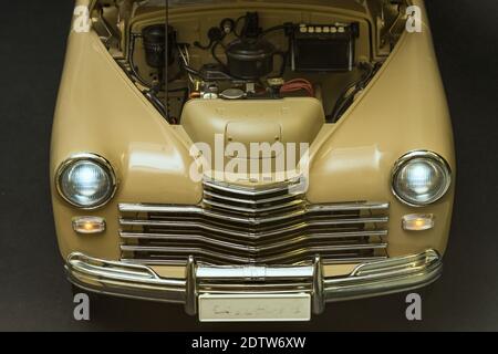 vue du compartiment moteur sous le capot surélevé d'un rétro Voiture gaz M-20 Banque D'Images