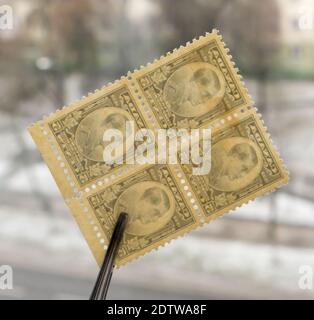 GOMEL, BÉLARUS, 22 DÉCEMBRE 2020, Timbre imprimé au Canada montre l'image du duc de Windsor, quand le prince de Galles, vers 1932. Banque D'Images