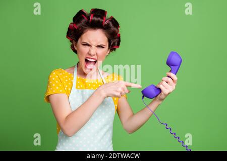 Portrait d'elle belle attrayante à la mode glamour mal fou une femme furie portant des boucles tenant les mains pour montrer que le casque se déchaîne mauvaise humeur Banque D'Images