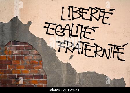 Texte français liberté, Egalite, Fraternite ( liberté, égalité, Fraternité ) - graffiti manuscrit sur le mur, esthétique anarchiste. Mot révolutionnaire Banque D'Images