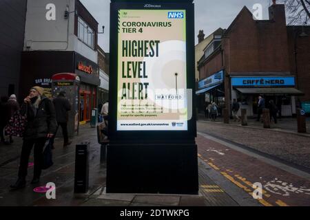 Watford, Royaume-Uni. 22 décembre 2020. Un panneau numérique affiche un message lié au coronvirus à Watford, dans le Hertfordshire. Le comté, ainsi qu'une grande partie du Royaume-Uni, est dans le Tier 4, restent à la maison, le niveau d'alerte étant donné que la pandémie du coronavirus se poursuit et la détection d'une nouvelle souche mutante exerce des pressions sur le gouvernement britannique pour qu'il mette en place un verrouillage national. Credit: Stephen Chung / Alamy Live News Banque D'Images