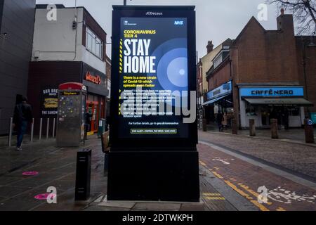 Watford, Royaume-Uni. 22 décembre 2020. Un panneau numérique affiche un message lié au coronvirus à Watford, dans le Hertfordshire. Le comté, ainsi qu'une grande partie du Royaume-Uni, est dans le Tier 4, restent à la maison, le niveau d'alerte étant donné que la pandémie du coronavirus se poursuit et la détection d'une nouvelle souche mutante exerce des pressions sur le gouvernement britannique pour qu'il mette en place un verrouillage national. Credit: Stephen Chung / Alamy Live News Banque D'Images