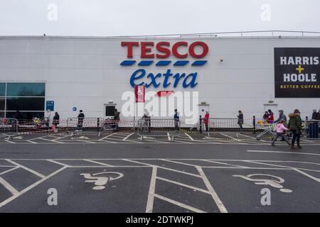 Watford, Royaume-Uni. 22 décembre 2020. Les clients font la queue à l'extérieur de la superboutique supplémentaire Tesco à Watford, dans le Hertfordshire. Le comté, ainsi qu'une grande partie du Royaume-Uni, est dans le Tier 4, restent à la maison, le niveau d'alerte étant donné que la pandémie du coronavirus se poursuit et la détection d'une nouvelle souche mutante exerce des pressions sur le gouvernement britannique pour qu'il mette en place un verrouillage national. Les craintes d'un manque de nourriture fraîche ont commencé à acheter panique dans certaines régions. Credit: Stephen Chung / Alamy Live News Banque D'Images