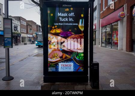 Watford, Royaume-Uni. 22 décembre 2020. Un signe numérique affiche un message publicitaire subtil lié au coronvirus par un supermarché à Watford, dans le Hertfordshire. Le comté, ainsi qu'une grande partie du Royaume-Uni, est dans le Tier 4, restent à la maison, le niveau d'alerte étant donné que la pandémie du coronavirus se poursuit et la détection d'une nouvelle souche mutante exerce des pressions sur le gouvernement britannique pour qu'il mette en place un verrouillage national. Credit: Stephen Chung / Alamy Live News Banque D'Images