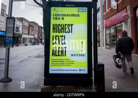 Watford, Royaume-Uni. 22 décembre 2020. Un panneau numérique affiche un message lié au coronvirus à Watford, dans le Hertfordshire. Le comté, ainsi qu'une grande partie du Royaume-Uni, est dans le Tier 4, restent à la maison, le niveau d'alerte étant donné que la pandémie du coronavirus se poursuit et la détection d'une nouvelle souche mutante exerce des pressions sur le gouvernement britannique pour qu'il mette en place un verrouillage national. Credit: Stephen Chung / Alamy Live News Banque D'Images