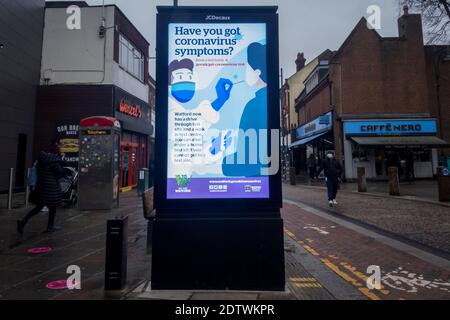 Watford, Royaume-Uni. 22 décembre 2020. Un panneau numérique affiche un message lié au coronvirus à Watford, dans le Hertfordshire. Le comté, ainsi qu'une grande partie du Royaume-Uni, est dans le Tier 4, restent à la maison, le niveau d'alerte étant donné que la pandémie du coronavirus se poursuit et la détection d'une nouvelle souche mutante exerce des pressions sur le gouvernement britannique pour qu'il mette en place un verrouillage national. Credit: Stephen Chung / Alamy Live News Banque D'Images