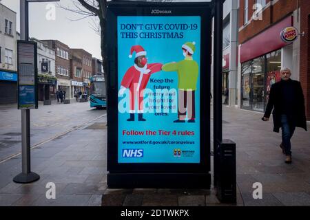 Watford, Royaume-Uni. 22 décembre 2020. Un panneau numérique affiche un message lié au coronvirus à Watford, dans le Hertfordshire. Le comté, ainsi qu'une grande partie du Royaume-Uni, est dans le Tier 4, restent à la maison, le niveau d'alerte étant donné que la pandémie du coronavirus se poursuit et la détection d'une nouvelle souche mutante exerce des pressions sur le gouvernement britannique pour qu'il mette en place un verrouillage national. Credit: Stephen Chung / Alamy Live News Banque D'Images