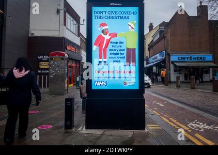 Watford, Royaume-Uni. 22 décembre 2020. Un panneau numérique affiche un message lié au coronvirus à Watford, dans le Hertfordshire. Le comté, ainsi qu'une grande partie du Royaume-Uni, est dans le Tier 4, restent à la maison, le niveau d'alerte étant donné que la pandémie du coronavirus se poursuit et la détection d'une nouvelle souche mutante exerce des pressions sur le gouvernement britannique pour qu'il mette en place un verrouillage national. Credit: Stephen Chung / Alamy Live News Banque D'Images