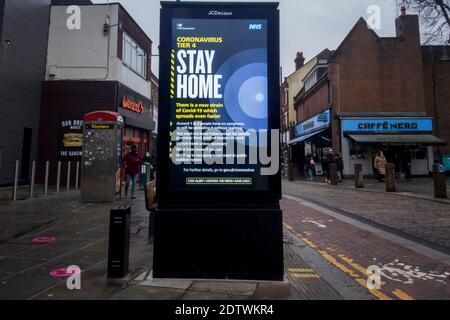 Watford, Royaume-Uni. 22 décembre 2020. Un panneau numérique affiche un message lié au coronvirus à Watford, dans le Hertfordshire. Le comté, ainsi qu'une grande partie du Royaume-Uni, est dans le Tier 4, restent à la maison, le niveau d'alerte étant donné que la pandémie du coronavirus se poursuit et la détection d'une nouvelle souche mutante exerce des pressions sur le gouvernement britannique pour qu'il mette en place un verrouillage national. Credit: Stephen Chung / Alamy Live News Banque D'Images