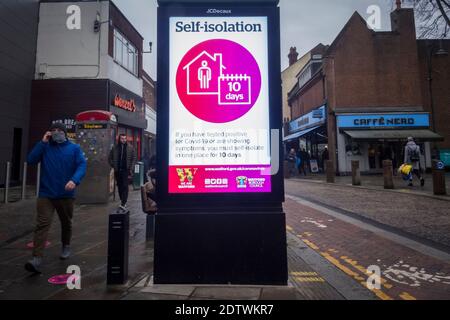 Watford, Royaume-Uni. 22 décembre 2020. Un panneau numérique affiche un message lié au coronvirus à Watford, dans le Hertfordshire. Le comté, ainsi qu'une grande partie du Royaume-Uni, est dans le Tier 4, restent à la maison, le niveau d'alerte étant donné que la pandémie du coronavirus se poursuit et la détection d'une nouvelle souche mutante exerce des pressions sur le gouvernement britannique pour qu'il mette en place un verrouillage national. Credit: Stephen Chung / Alamy Live News Banque D'Images