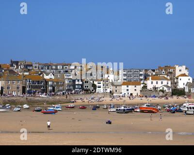 Le port de St Ives, Cornwall, à marée basse. Banque D'Images