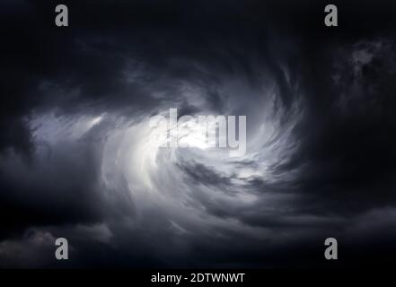 Tourbillon flou dans les nuages de tempête sombre Banque D'Images