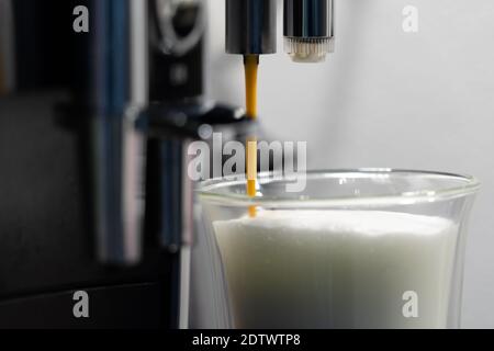 Cafetière moderne pour préparer du latte macchiato Banque D'Images