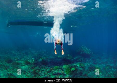 Homme adolescent actif saut et plongée sous-marine dans la piscine tropicale de récif de corail. Voyage style de vie, sport nautique, plongée en apnée aventure. Cours de natation sur le summ Banque D'Images