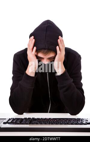 Pirate perturbé avec un clavier d'ordinateur sur fond blanc Banque D'Images