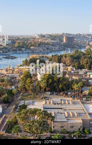 Égypte, haute Égypte, Assouan, vue sur Assouan et sur l'île Éléphantine en direction de l'hôtel Cataract Banque D'Images