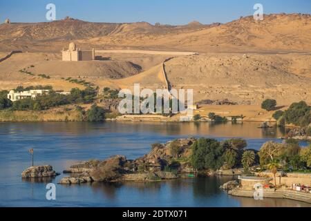 L'Égypte, de la Haute Égypte, Assouan, vue sur le Nil et le mausolée de l'Aga Khan sur la rive ouest Banque D'Images