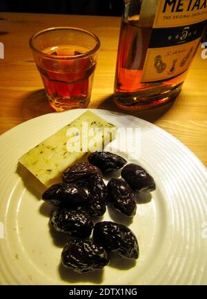 Meze de Crète. Olives, fromage Graviera et Brandy grec Banque D'Images