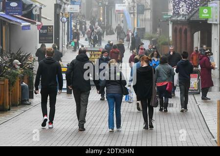 Dorchester, Dorset, Royaume-Uni. 22 décembre 2020. Météo Royaume-Uni. South Street à Dorchester dans Dorset est occupé avec les acheteurs de Noël lors d'un après-midi sombre couvert de brouillard. Crédit photo : Graham Hunt/Alamy Live News Banque D'Images