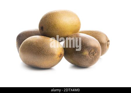 Kiwi entier isolé sur fond blanc. Banque D'Images