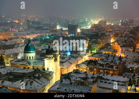 Magnifique paysage urbain d'hiver de la ville de Lviv depuis le sommet de l'hôtel de ville pendant le coucher du soleil, Ukraine. Photographie de paysage Banque D'Images
