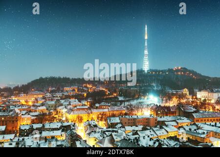 Magnifique paysage urbain d'hiver de la ville de Lviv depuis le sommet de l'hôtel de ville pendant le coucher du soleil, Ukraine. Photographie de paysage Banque D'Images