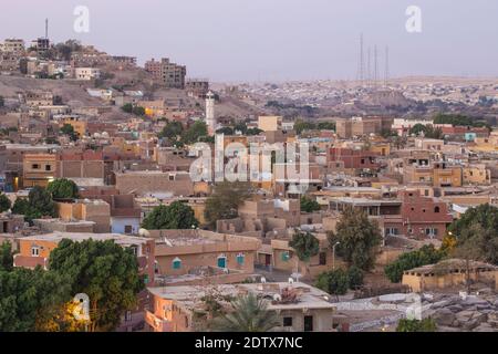 Égypte, haute Égypte, Assouan, vue vers Gabl Tagpg Village nubien Banque D'Images