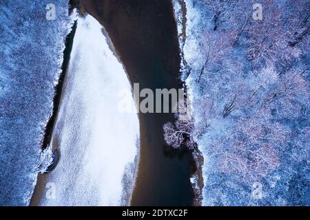 Vol à travers la rivière majestueuse, la forêt gelée et les champs d'hiver glaciaux heures de lever du soleil. Photographie de paysage Banque D'Images