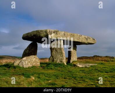 Voir SSE de Lanyon Quoit, Cornouailles, Angleterre, Royaume-Uni: Une chambre d'enterrement néolithique à l'extrémité N d'une butte basse longue contenant les restes de cists d'enterrement. Banque D'Images