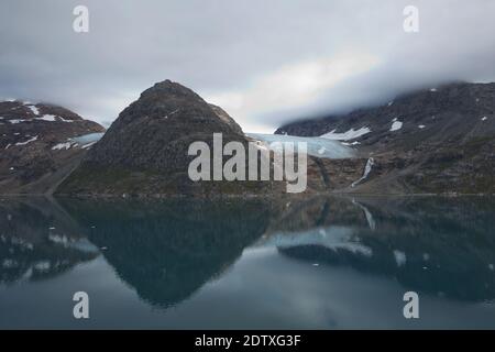 Glaciers et paysage côtier du passage Prince Christian Sund au Groenland. Banque D'Images
