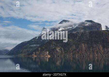 Glaciers et paysage côtier du passage Prince Christian Sund au Groenland. Banque D'Images