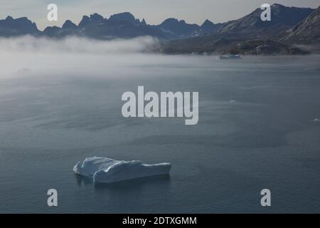 Glaciers et paysage côtier du passage Prince Christian Sund au Groenland. Banque D'Images