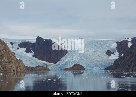 Glaciers et paysage côtier du passage Prince Christian Sund au Groenland. Banque D'Images
