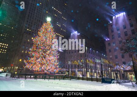 La première tempête de neige frappe l'arbre de Noël du Rockefeller Center lors de la COVID-19 Banque D'Images