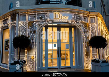 Dior avec lumières de Noël sur l'avenue Montaigne - Paris, France Banque D'Images