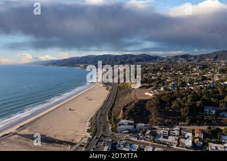 Vue aérienne des maisons, des plages, des montagnes avec ciel orageux dans la région des Palisades du Pacifique de Los Angeles en Californie. Banque D'Images